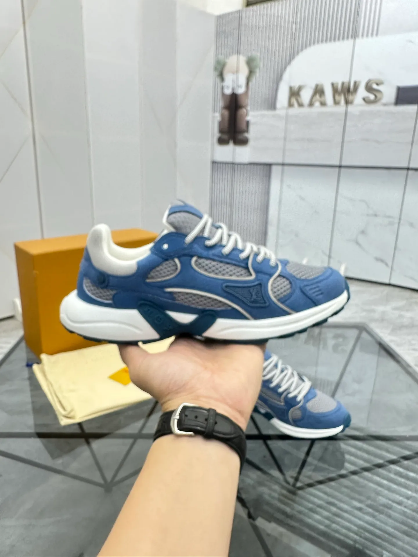 Men's shoes: 💰P660¥ Top quality Product trademark: LV* "Louis Vuitton*" low-top casual shoes Regular size: 35-44 (can be customized to 45.46) Couple style Product materials: Upper imported cowhide stitching original material, breathable lining, original outsole. Number: H218